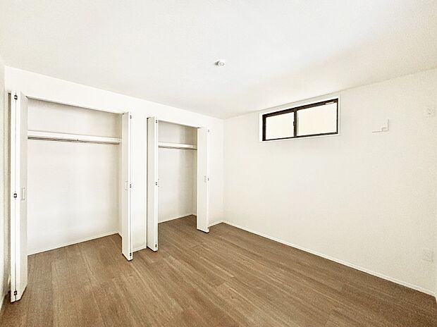 やさしい光がさしこむ居室はしっかり収納付き