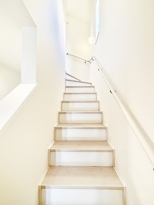 安全性を考慮し階段には手すりを設置しています