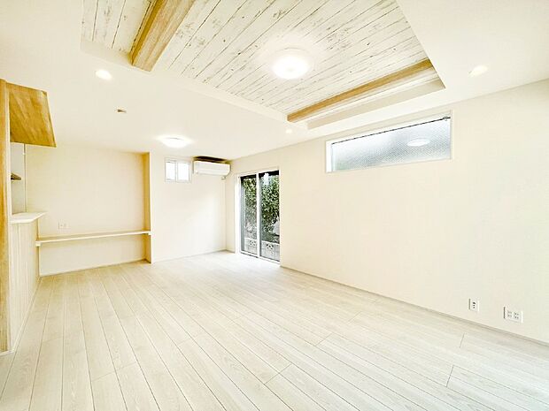 PC作業やお子様の宿題コーナーなどにお使いいただけるカウンター付きのLDK。