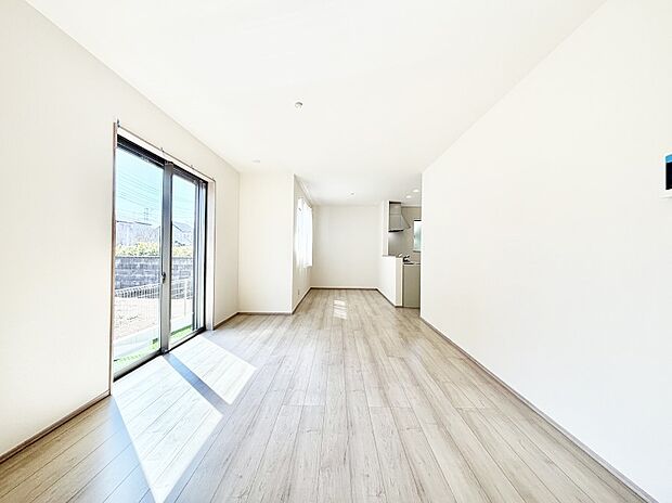 ご家族の賑やかな話し声で包まれる明るいリビング