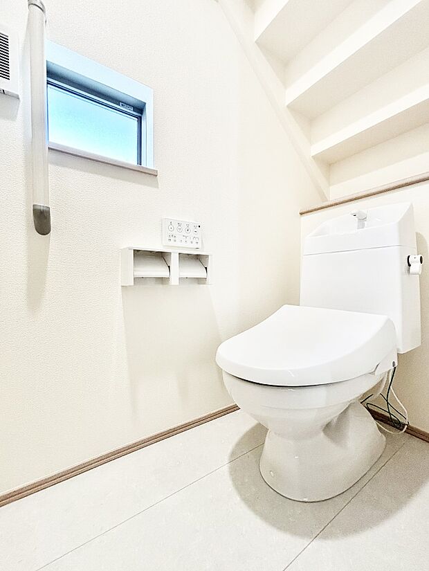明るく清潔感のあるトイレです。