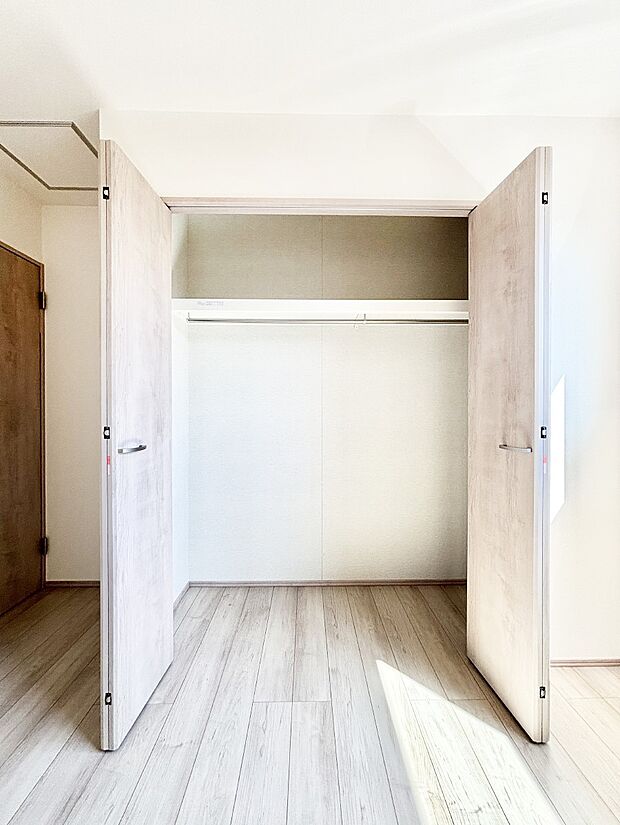 洋室のクローゼット。奥行きがあるので厚手の衣類もすっきり収まります。