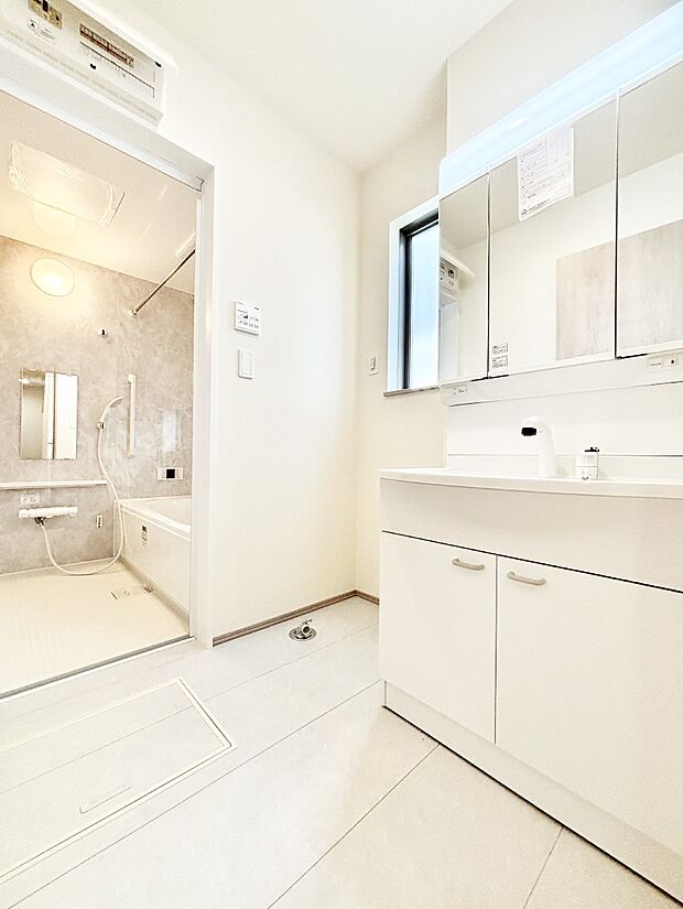 身支度もスムーズにおこなえる脱衣場。