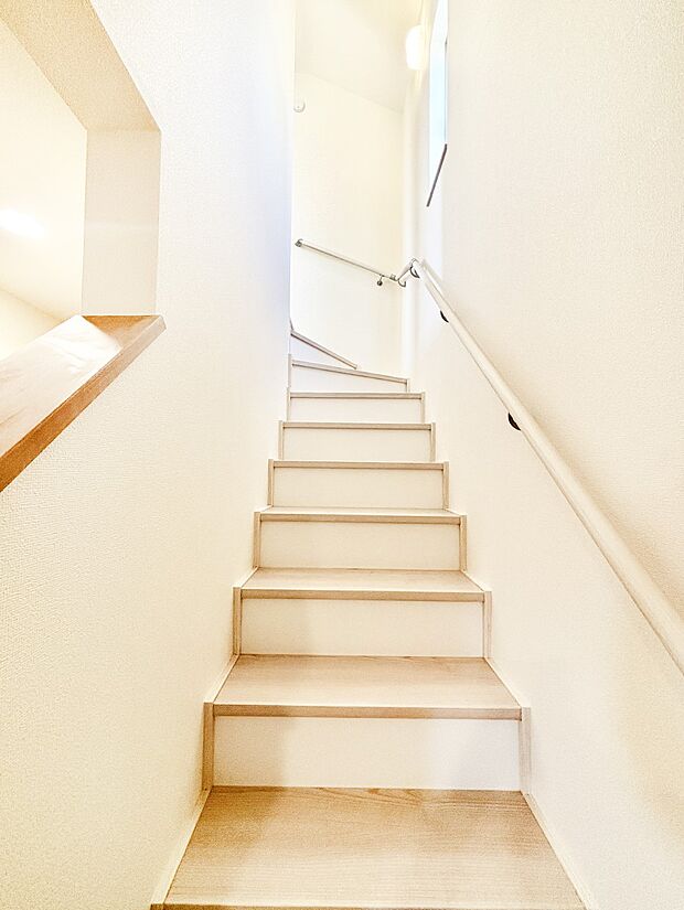 安全性を考慮し階段には手すりを設置しています