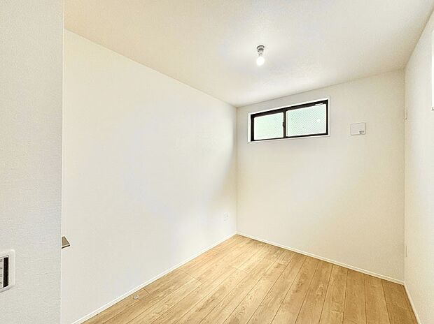 窓からのやさしい光が心地よいプライベートルーム