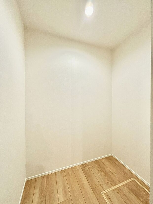 廊下収納。掃除道具や季節の小物を収納することができます。