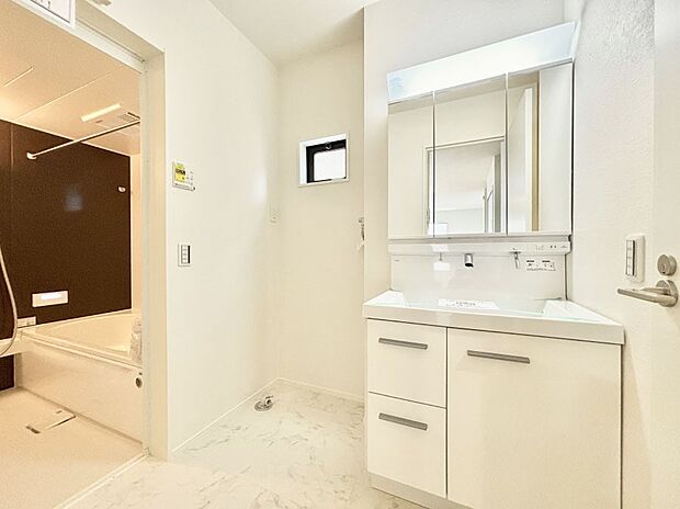 清潔感のある快適空間です。毎日の身支度も気持ち良くお使い頂けます。