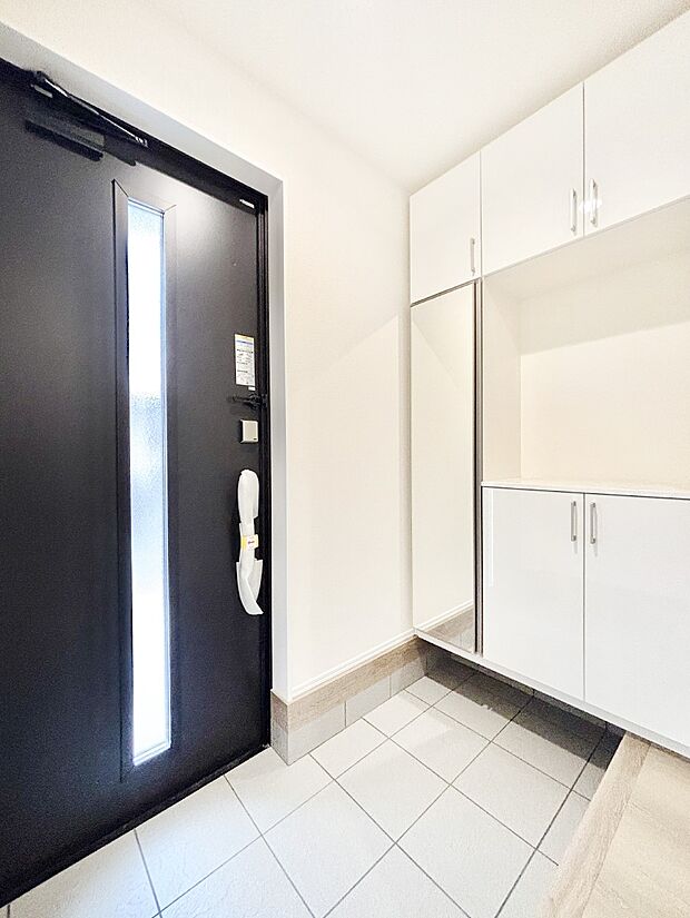 明るい陽光が入り込む玄関。ご家族の靴もスッキリ収納できる玄関収納付き!