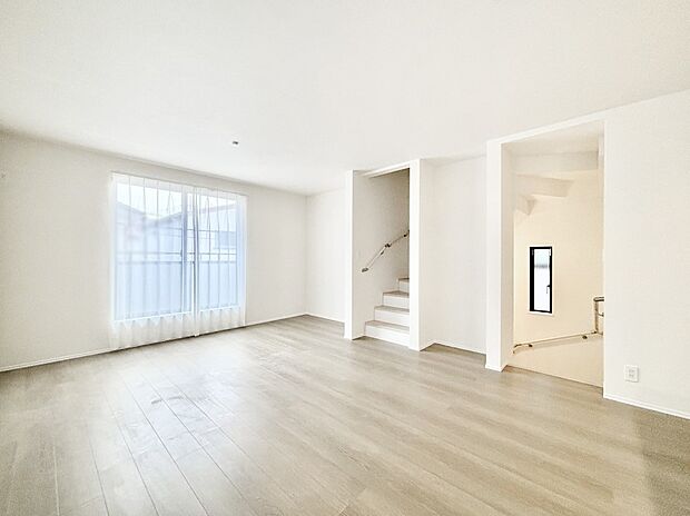 2階リビング。バルコニーに面した明るいLDKは家族みんなの快適空間。