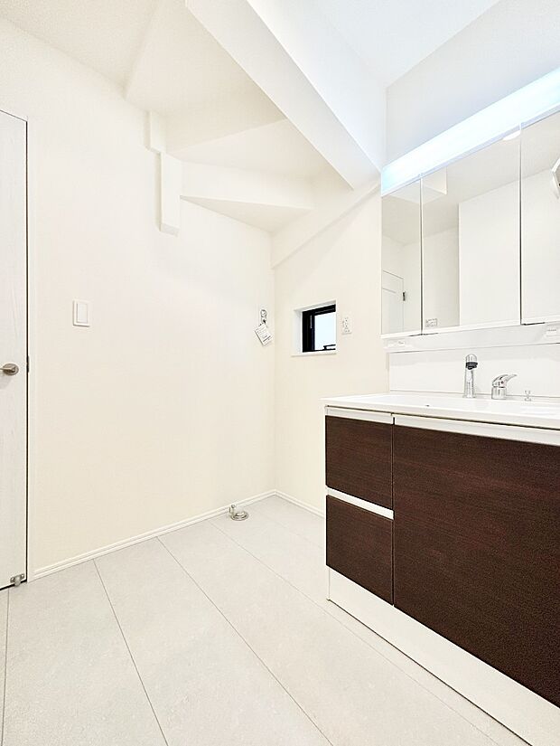 ゆとりの洗面スペースで朝の身支度もラクラク