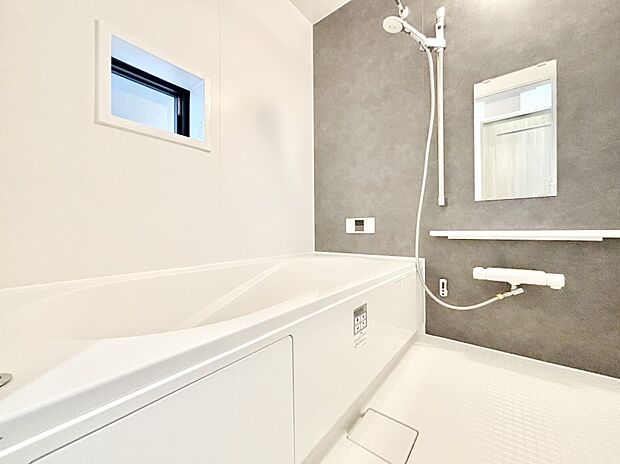 一日の疲れを癒してくれる明るい清潔感のあるバスルーム