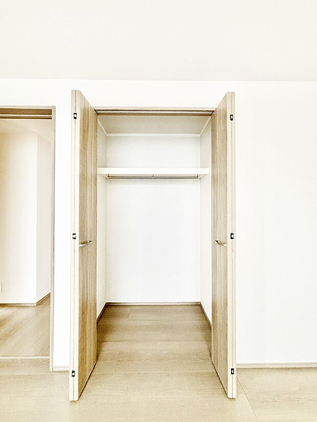 毎日着る衣類や荷物などの収納に便利なクローゼット付きです。