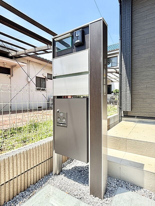 表札・インターホン・ポスト・宅配BOXをひとつに集約。エントランスになじむシンプルデザイン。