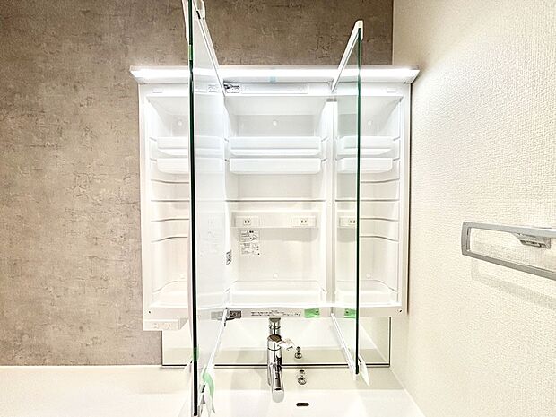 三面鏡の裏に、化粧品や衛生用品などを収納可能。洗面台をすっきりと保ちます!