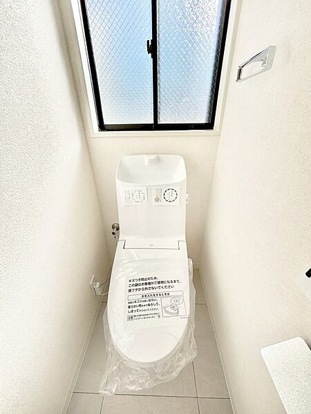 明るく清潔感のあるトイレです。