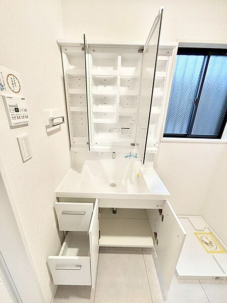 三面鏡の裏に、化粧品や衛生用品などを収納可能。洗面台をすっきりと保ちます！
