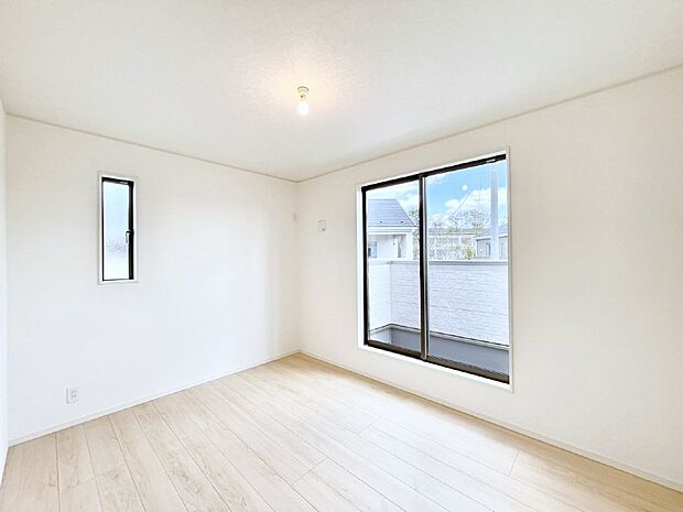 窓からのやさしい光が心地よいプライベートルーム