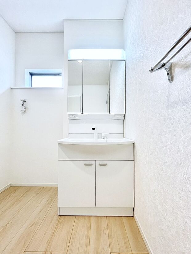 大きく見やすい三面鏡で清潔感ある洗面台は、身だしなみチェックや肌のお手入れにおすすめです。