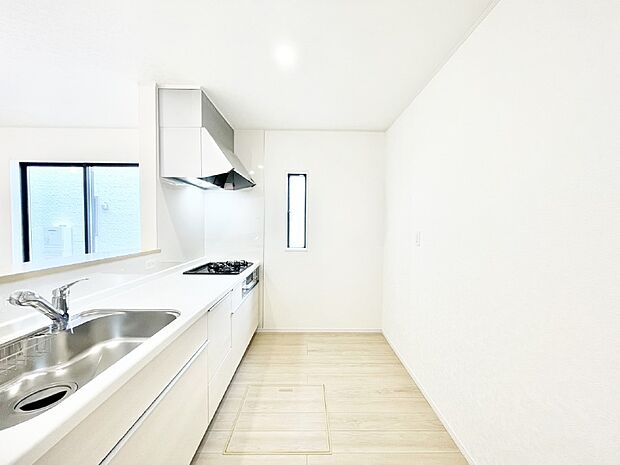 爽やかな風が通り抜けるキッチン。窓があるので明るく換気にも役立ちます。