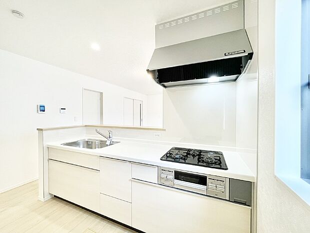 カウンター越しに楽しいおしゃべり。いつものお料理がもっと美味しくなりそうですね