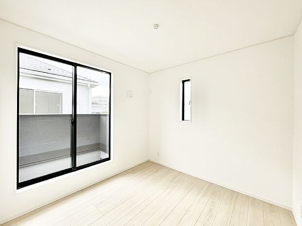 明るいバルコニーサイドに洋室を設置。目覚めの良い寝室に。