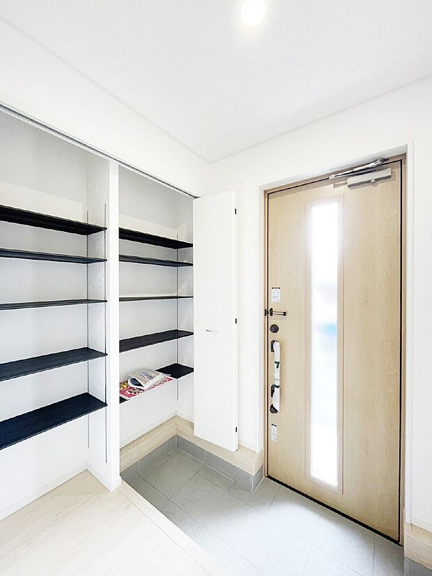 ガラススリットの入った玄関ドアが室内に光を届けてくれます