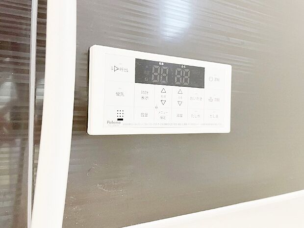 スイッチ1つで一定量の湯を浴槽に張ったり、保温や追い焚きが可能!