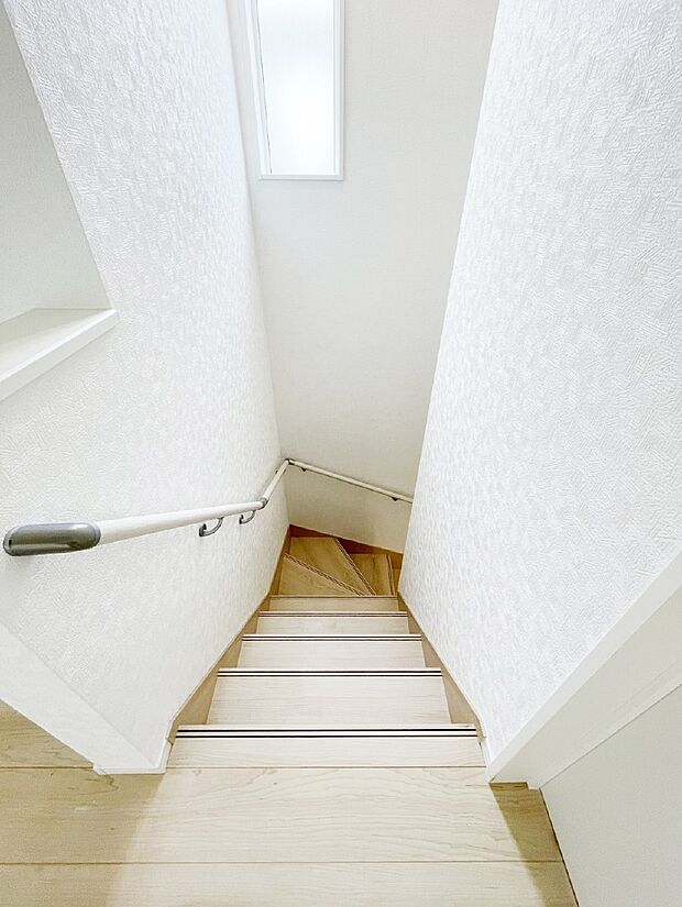 階段は手すり付きなので小さなお子さまやご高齢の方も安心です