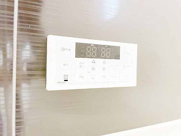 スイッチ1つで一定量の湯を浴槽に張ったり、保温や追い焚きが可能!