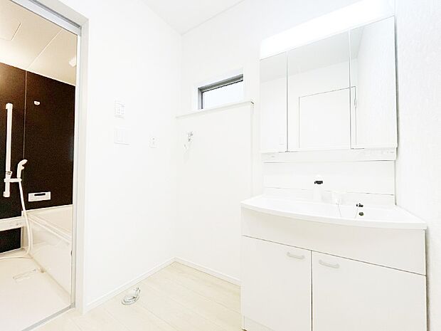 清潔感ある洗面化粧室で朝の身支度も快適