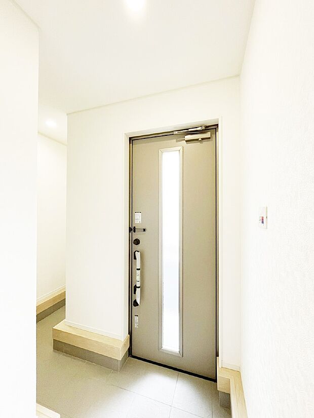 ガラススリットの入った玄関ドアが室内に光を届けてくれます