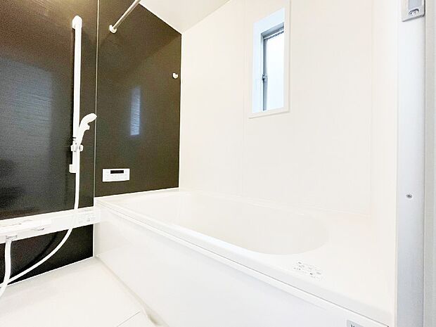 一日の疲れを癒してくれる明るい清潔感のあるバスルーム