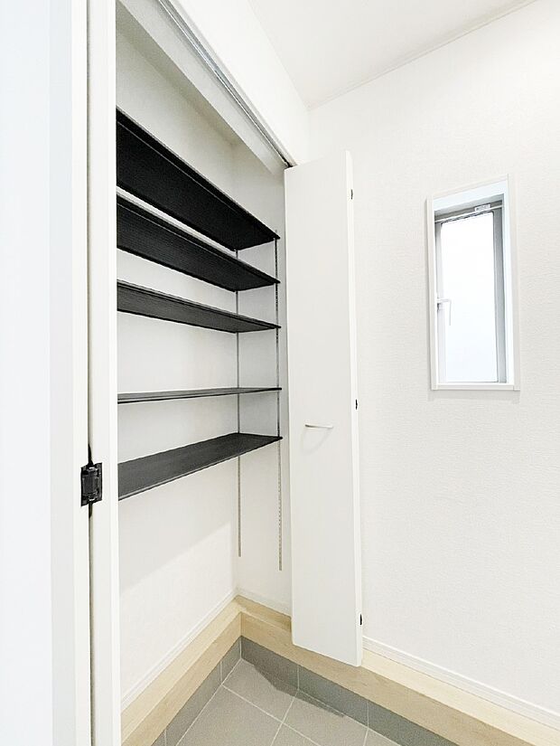 大きなものも片付く土間収納付きで、いつでも玄関はスッキリ