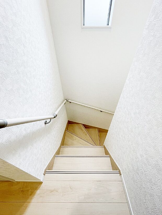 階段は手すり付きなので小さなお子さまやご高齢の方も安心です