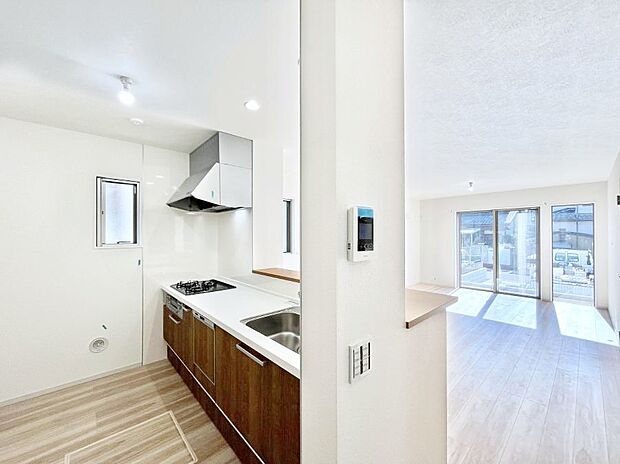 カウンター越しに楽しいおしゃべり。いつものお料理がもっと美味しくなりそうですね。