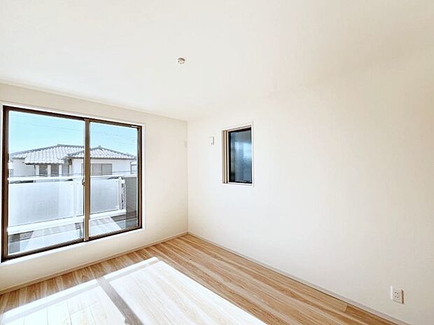 窓からのやさしい光が心地よいプライベートルーム  