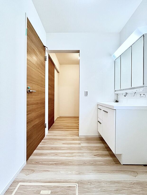 洗面所には洗剤のストックやタオルなどの収納に便利なリネン庫があります