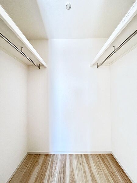 ウォークインクローゼットの活用で生活空間スッキリ
