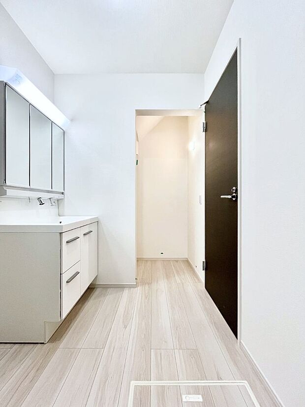 リネンスペースにはタオルやバスローブ、パジャマなどたっぷりしまえて洗面周りスッキリ！