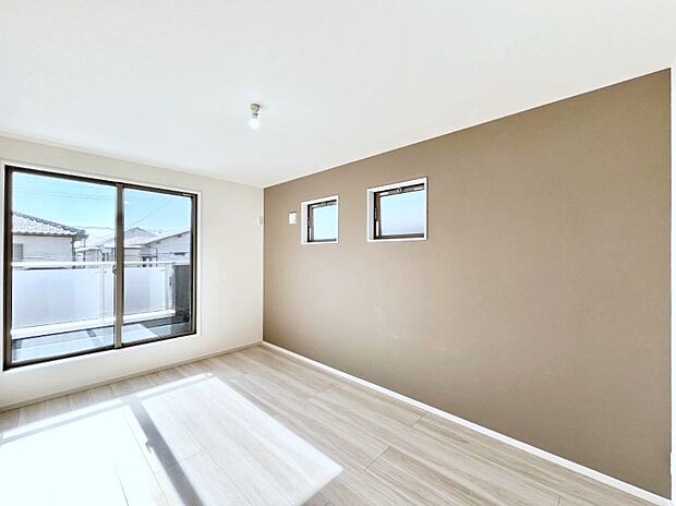 アクセントクロスがお洒落な洋室。2面採光で明るさ＆風通し良好！