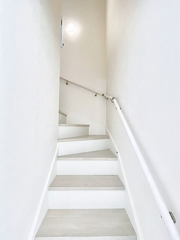 安全性を考慮し階段には手すりを設置しています