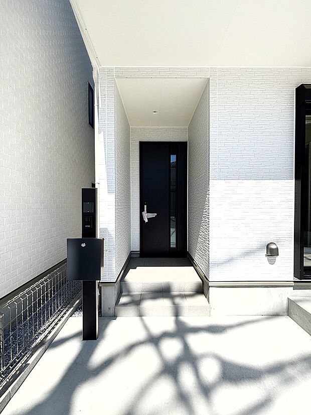 シンプルで落ち着いた雰囲気の玄関でご家族やお客様をお出迎え!