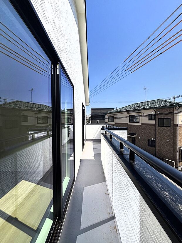 2部屋から出入りできるバルコニーで毎日のお洗濯やお布団干しもラクラク快適に！