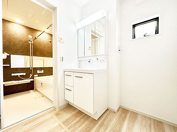 清潔感ある洗面化粧室で朝の身支度も快適