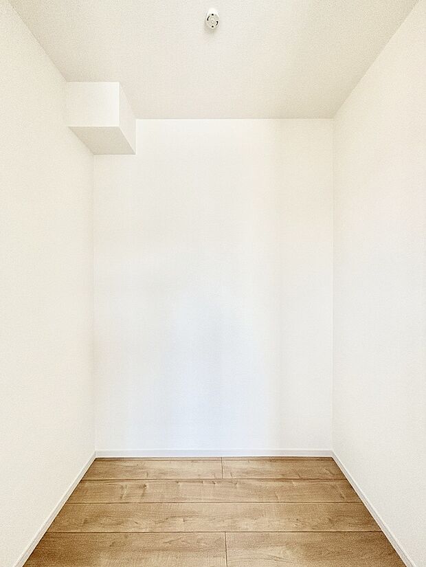 ウォークインクローゼットがあると、スーツケースや季節小物などをまとめて1か所に収納できるので、物の管理がしやすくなります。 