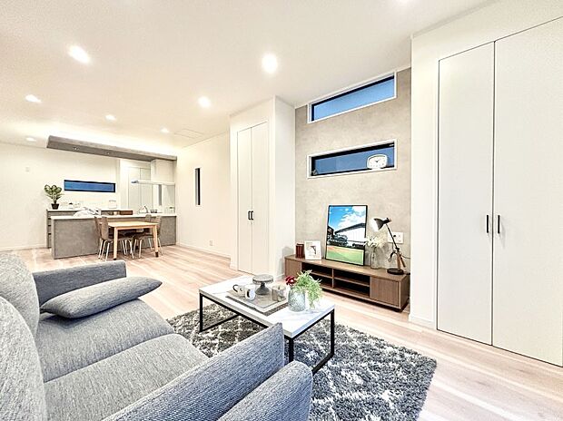 ご家族の賑やかな話し声で包まれる明るいリビング