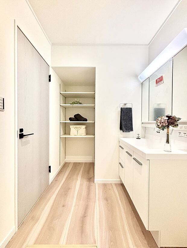 明るい洗面所は毎朝の身支度も楽しくできちゃいそうです。