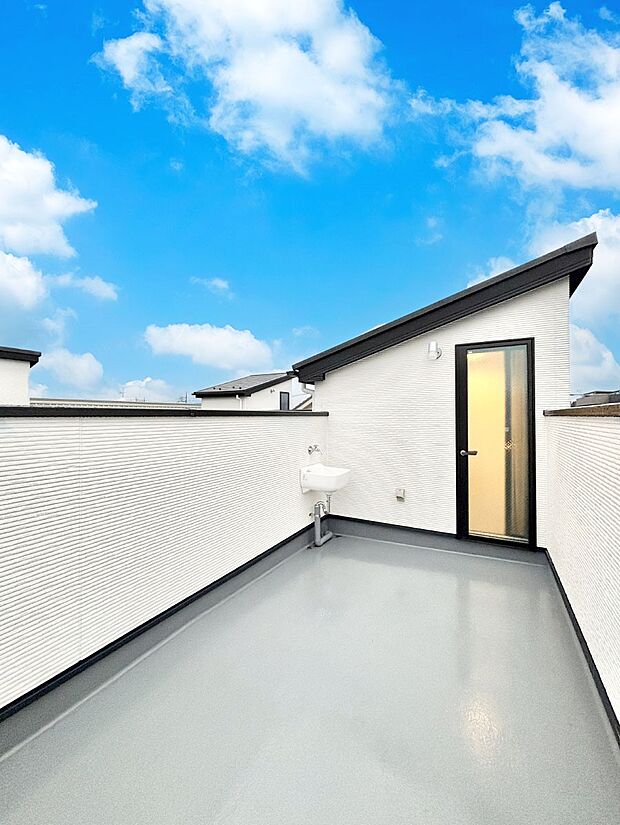 スカイバルコニー。眺めも良く、大きな洗濯物も広げて干せます。