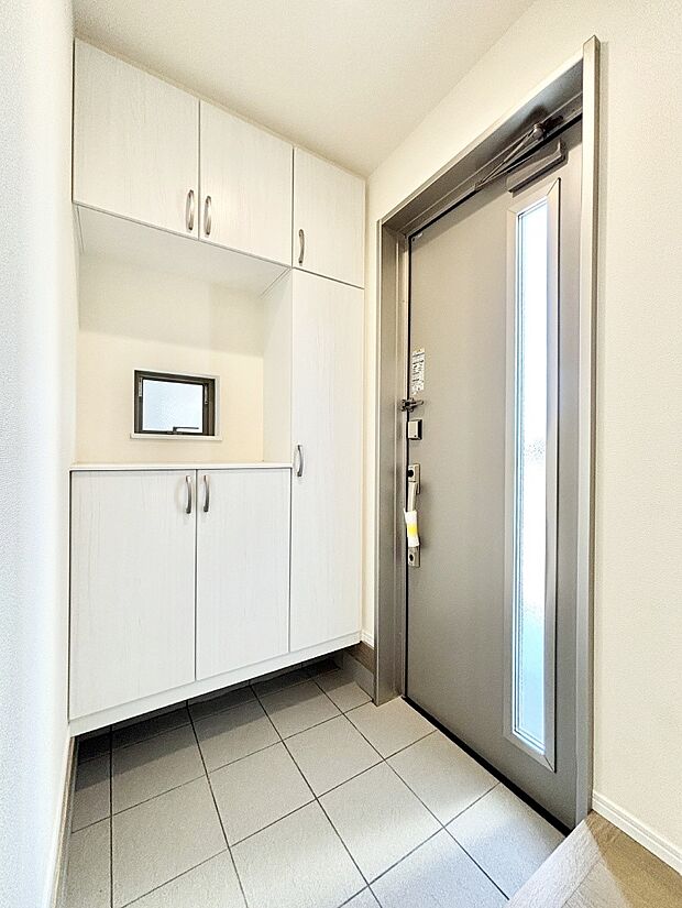 ガラススリットの入った玄関ドアが室内に光を届けてくれます