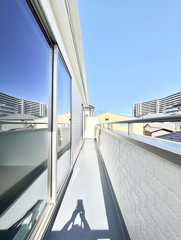 暖かな陽光が降り注ぐバルコニーはお洗濯におすすめ。爽やかな風も心地よいです。